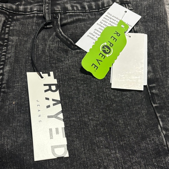 🖤 Frayed Women’s Black Jean Shorts — Size 29 — NWT 🖤 - Picture 2 of 5